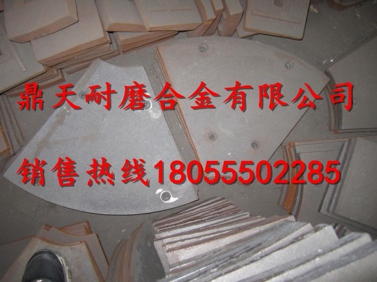 山東建機(jī)750砼攪拌機(jī)口襯板、中葉片、側(cè)刮刀生產(chǎn)廠商
